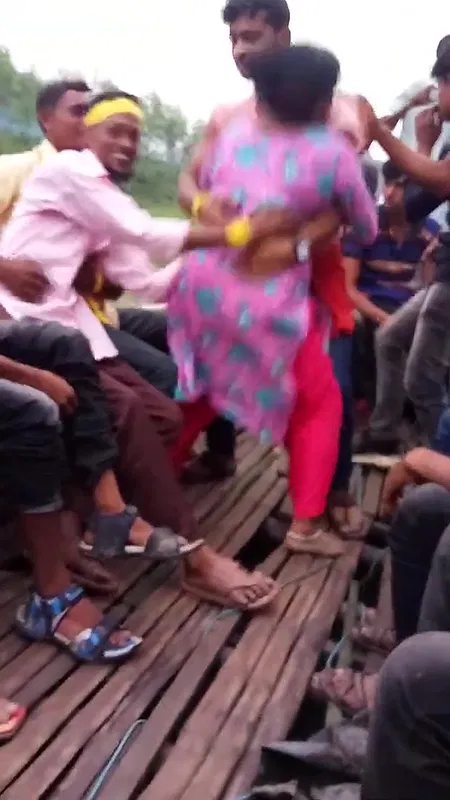 Wowmasti Bangladeshi sex mms village randi dancing on boat in public